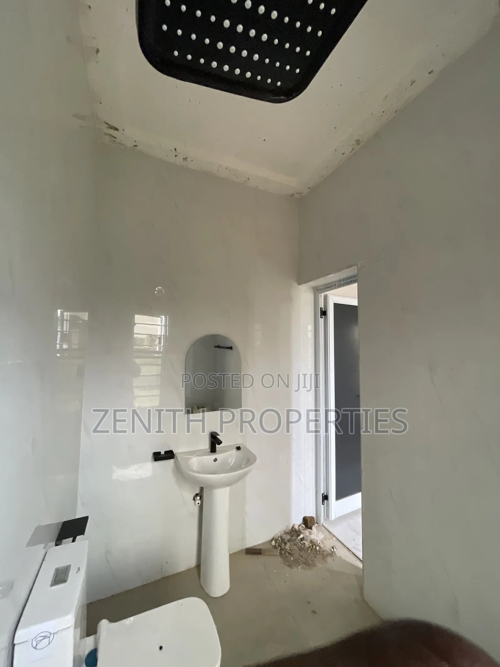 5bdrm Townhouse/Terrace in Zenith Properties, Round About for sale