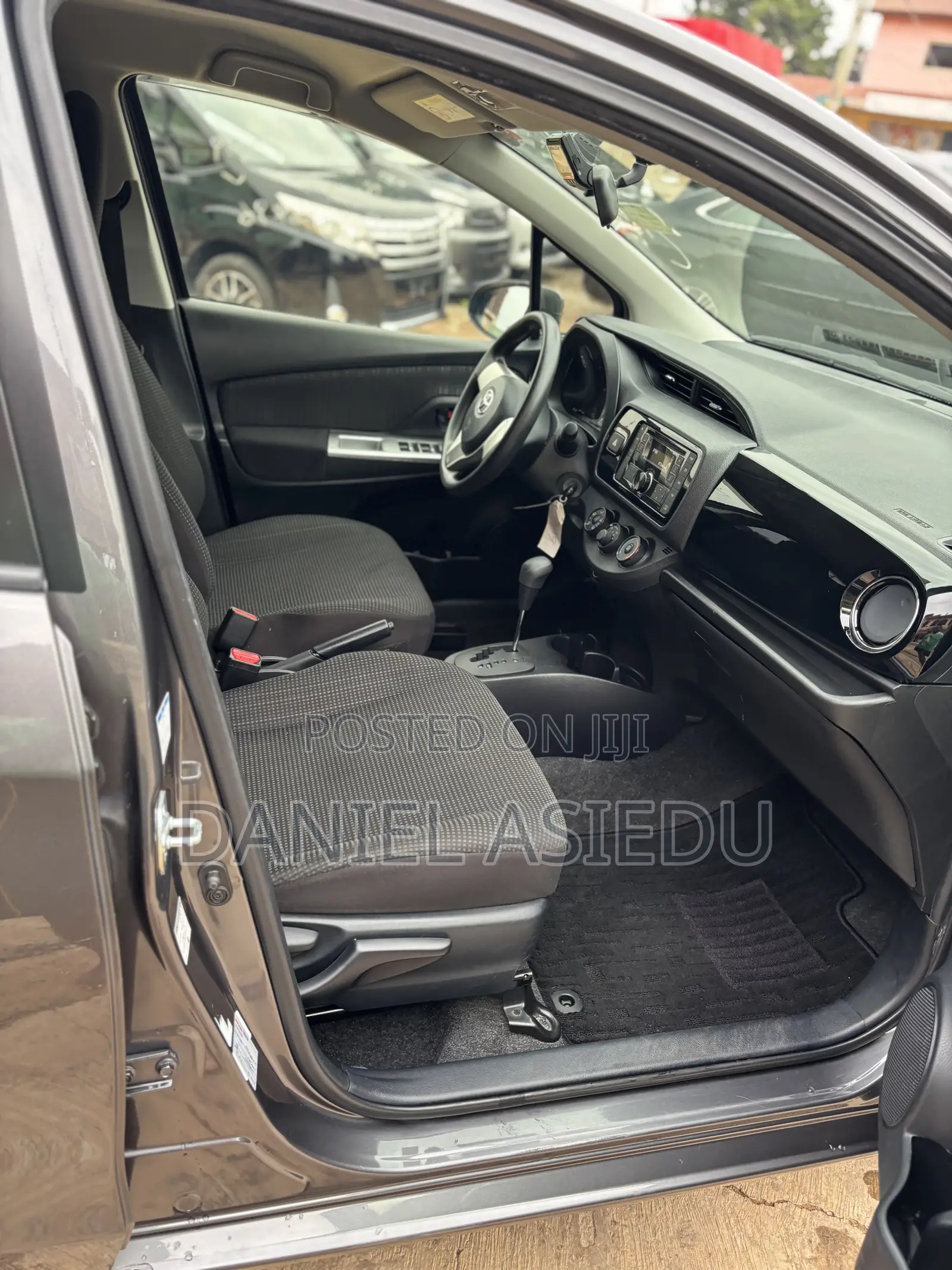 Toyota Vitz 1.3 AWD 5dr 2015 Gray