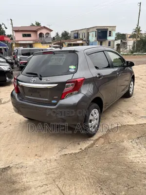 Toyota Vitz 1.3 AWD 5dr 2015 Gray