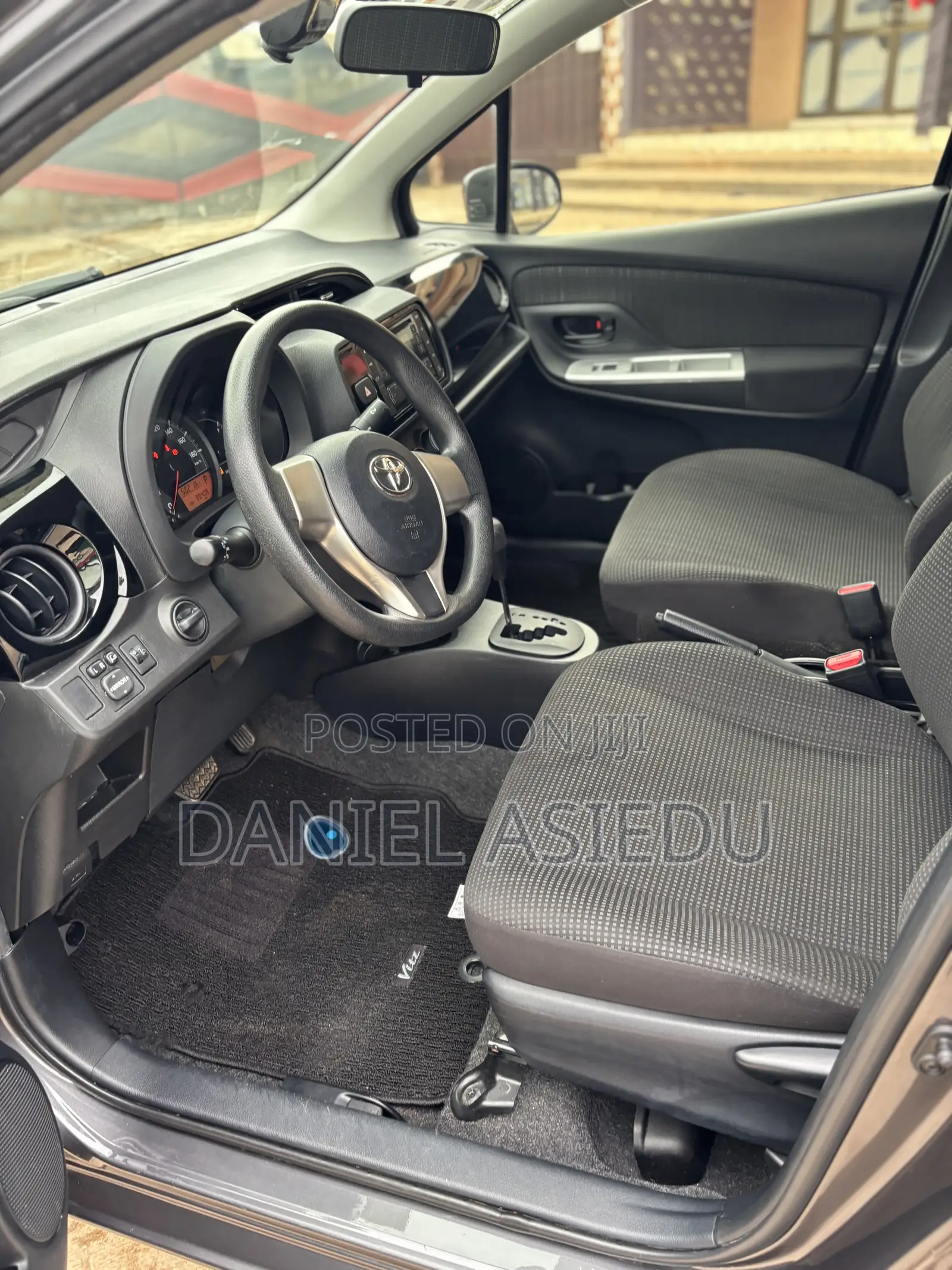 Toyota Vitz 1.3 AWD 5dr 2015 Gray