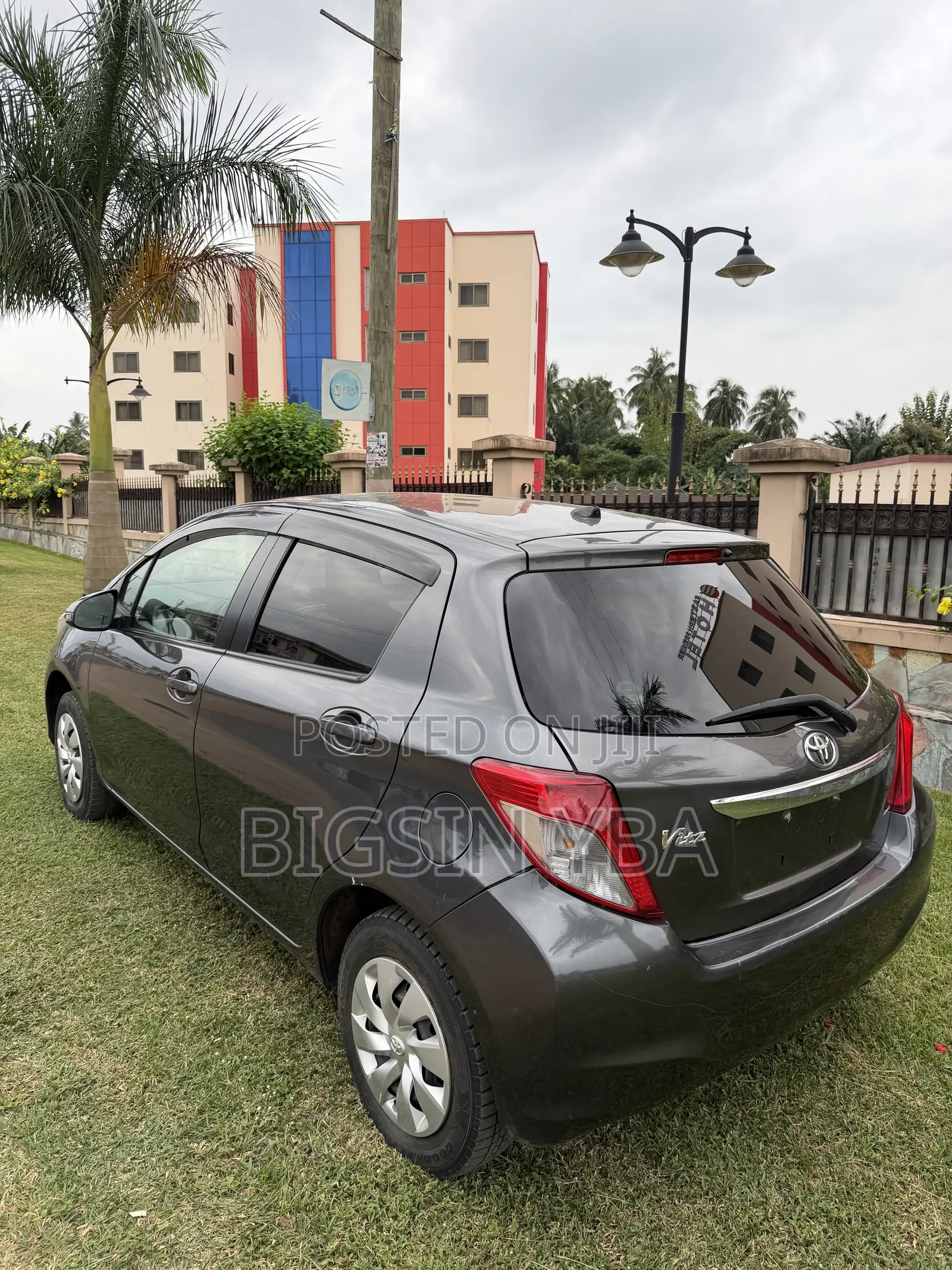 Toyota Vitz 1.3 AWD 3dr 2015 Gray
