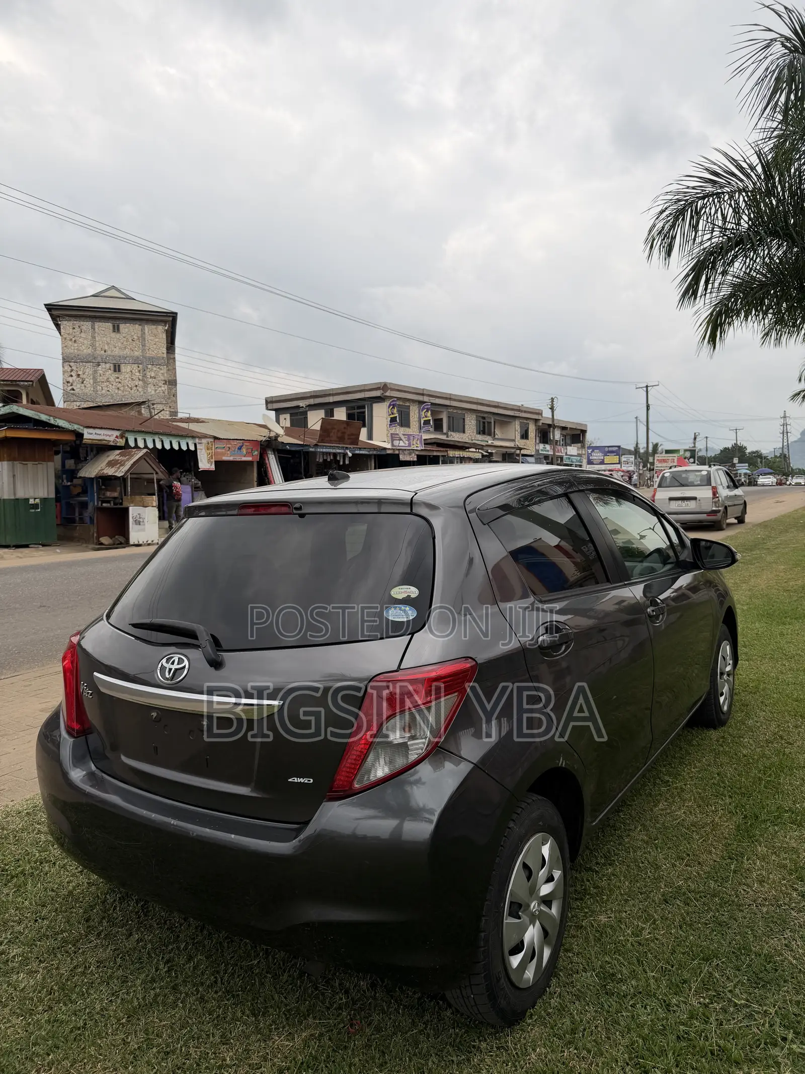 Toyota Vitz 1.3 AWD 3dr 2015 Gray