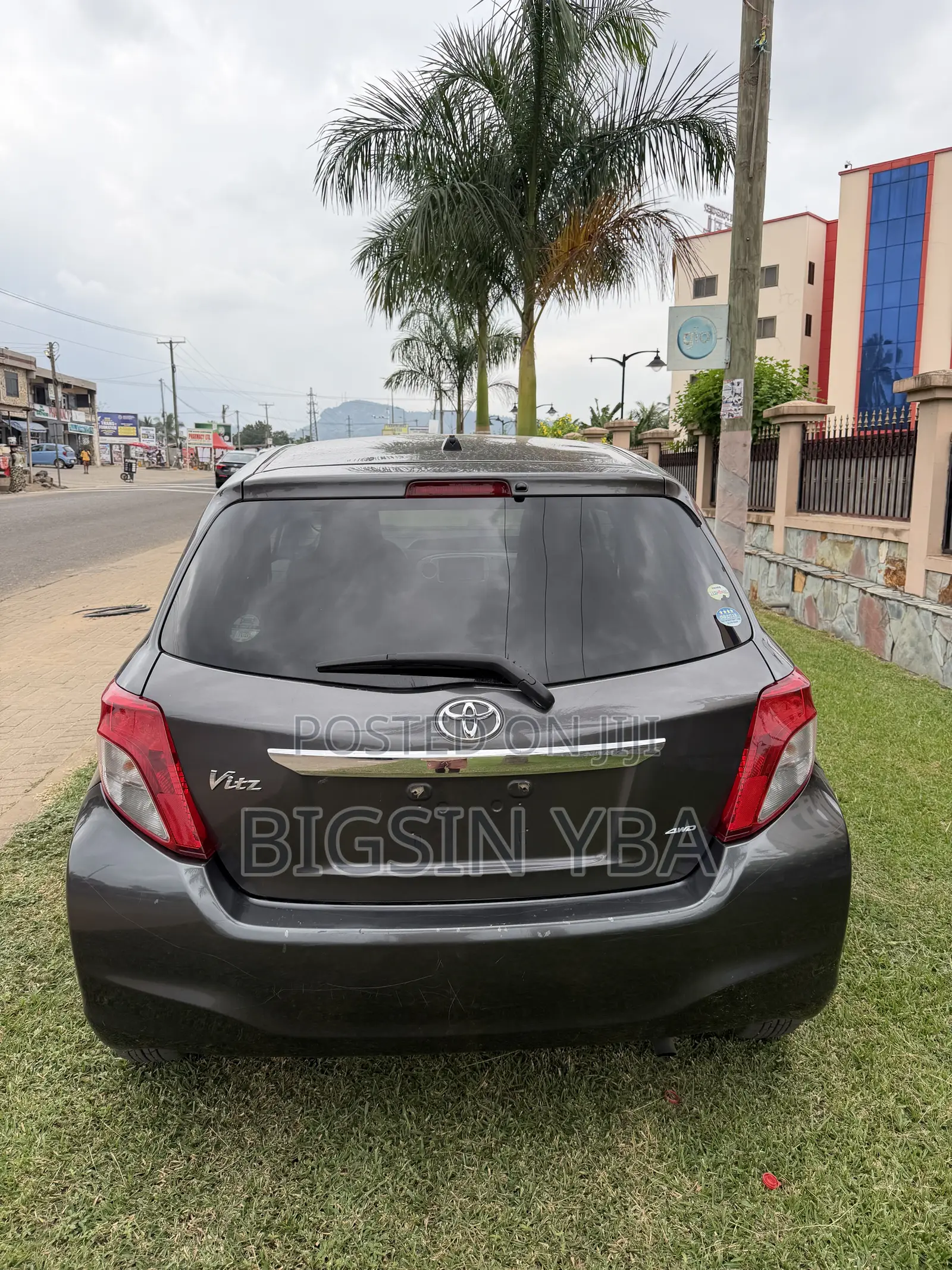 Toyota Vitz 1.3 AWD 3dr 2015 Gray