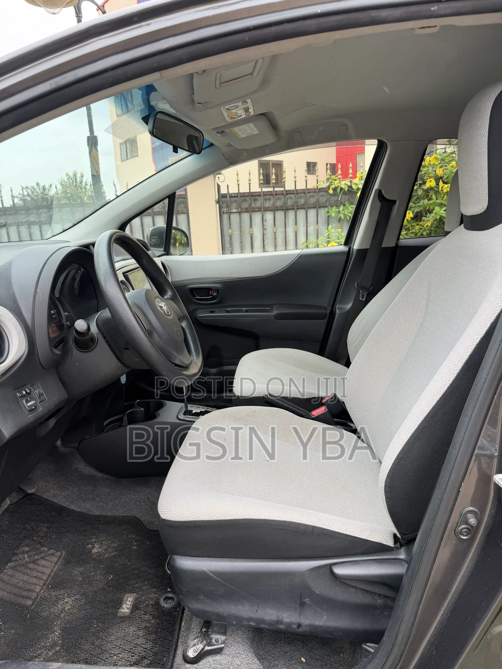 Toyota Vitz 1.3 AWD 3dr 2015 Gray