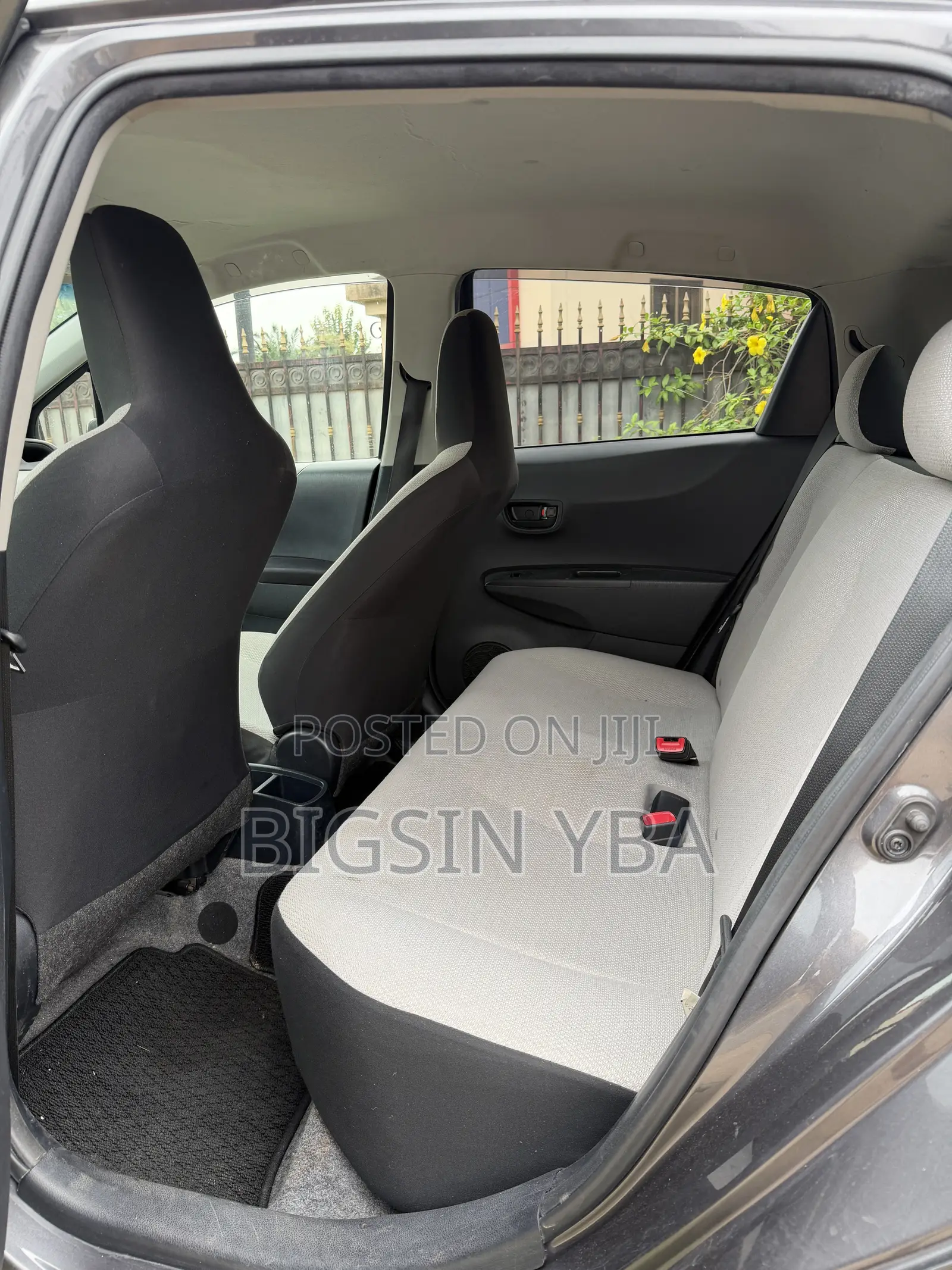 Toyota Vitz 1.3 AWD 3dr 2015 Gray