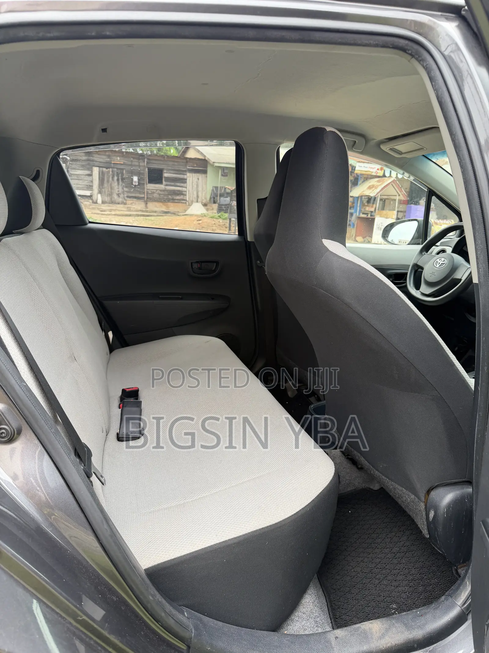 Toyota Vitz 1.3 AWD 3dr 2015 Gray