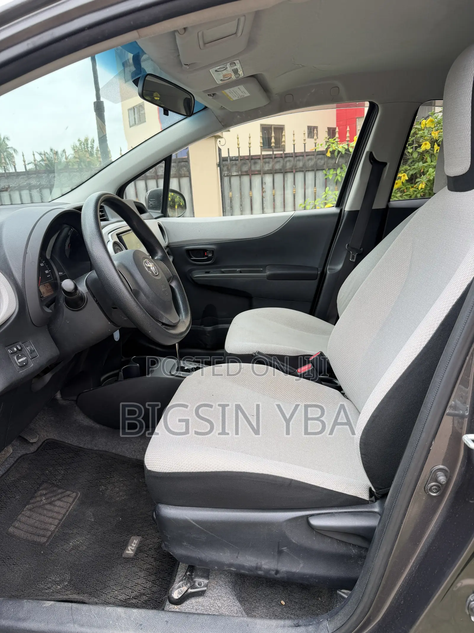 Toyota Vitz 1.3 AWD 3dr 2015 Gray