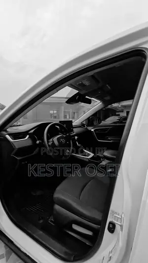 Toyota RAV4 LE 2022 White