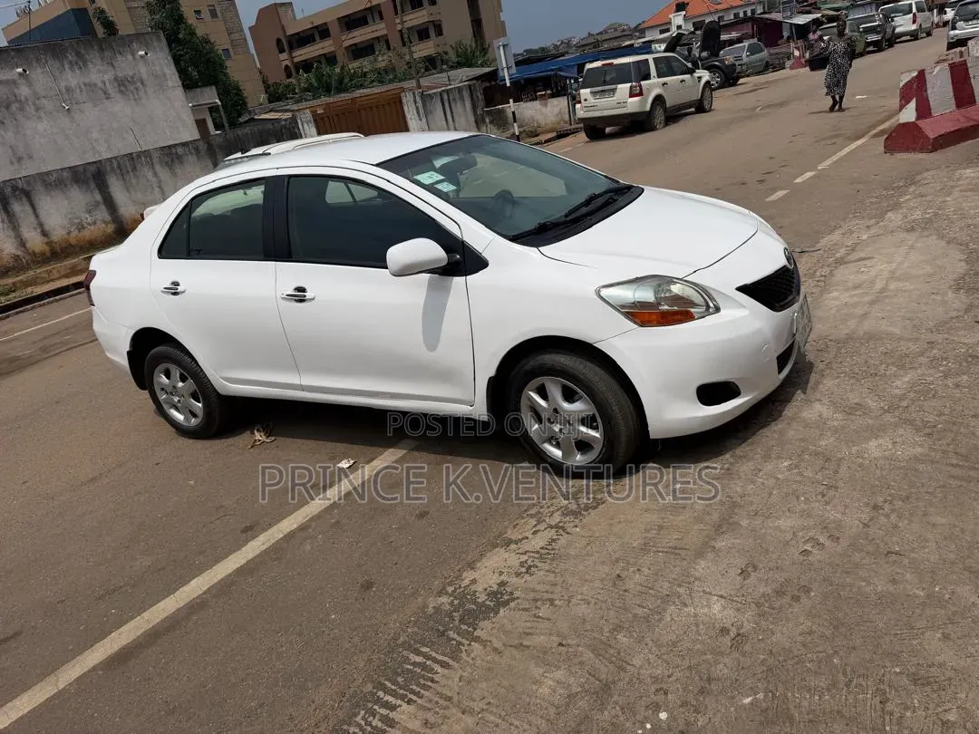 Toyota Yaris Base Sedan 4dr 2010 White