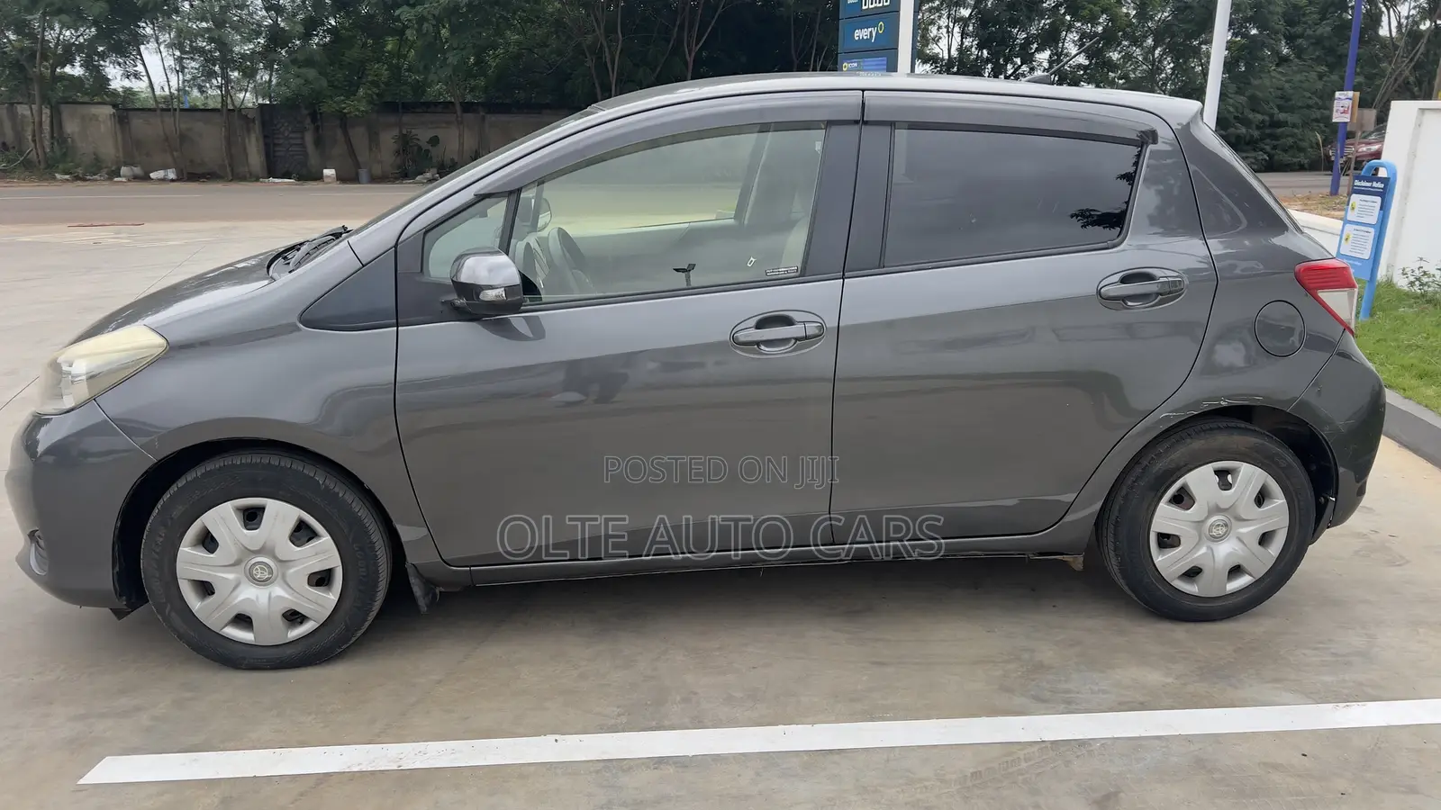 Toyota Vitz 1.3 FWD 3dr 2011 Silver