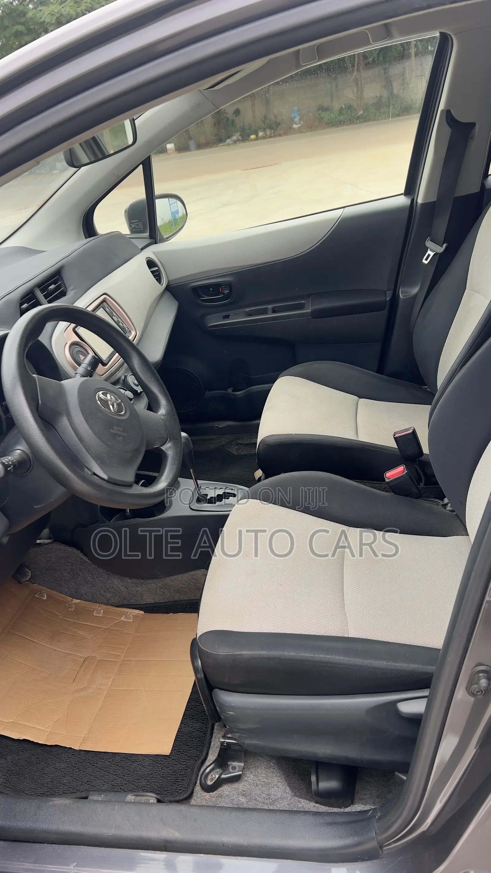 Toyota Vitz 1.3 FWD 3dr 2011 Silver