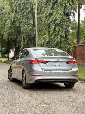 Hyundai Elantra SE Sedan FWD (2.0L 4cyl 6M) 2017 Silver