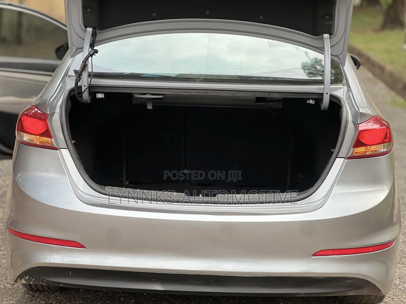 Hyundai Elantra SE Sedan FWD (2.0L 4cyl 6M) 2017 Silver