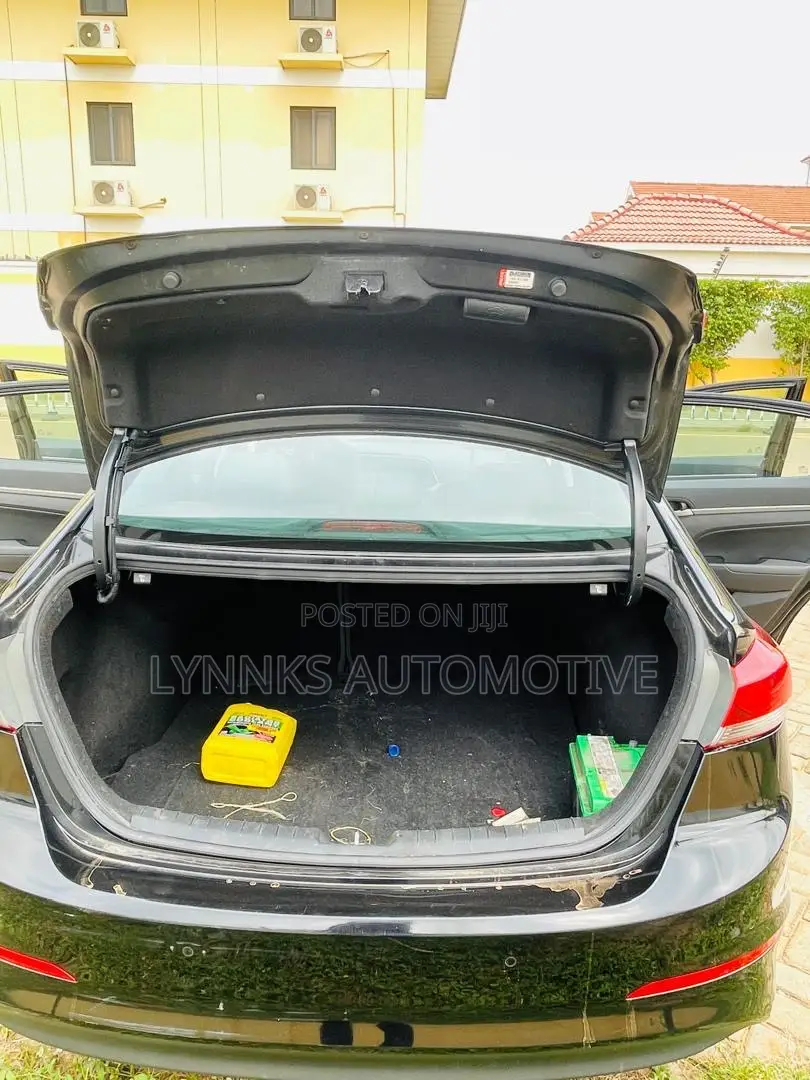Hyundai Elantra Limited Sedan FWD (2.0L 4cyl 6A) 2017 Black
