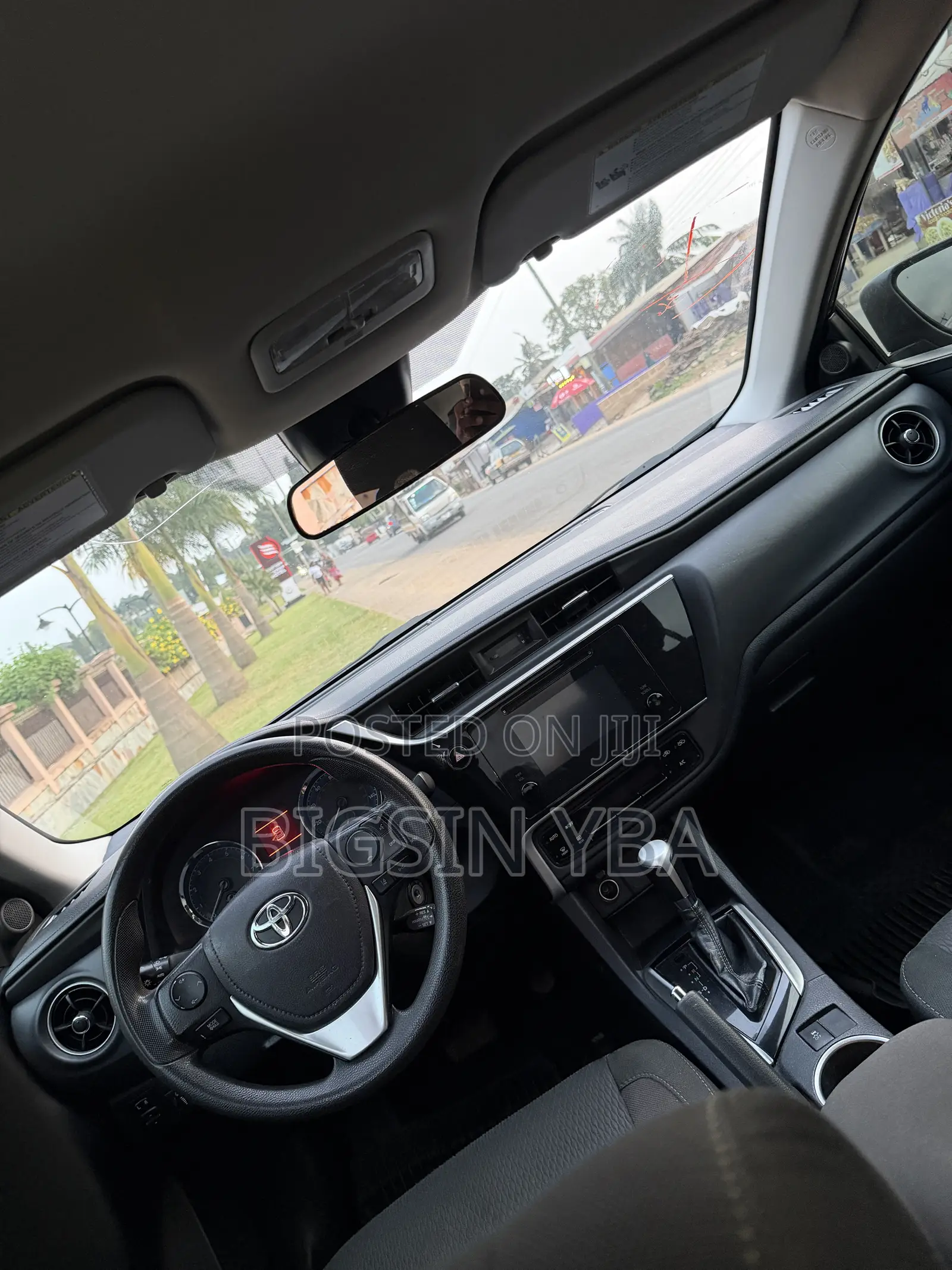 Toyota Corolla LE (1.8L 4cyl 2A) 2018 Gray