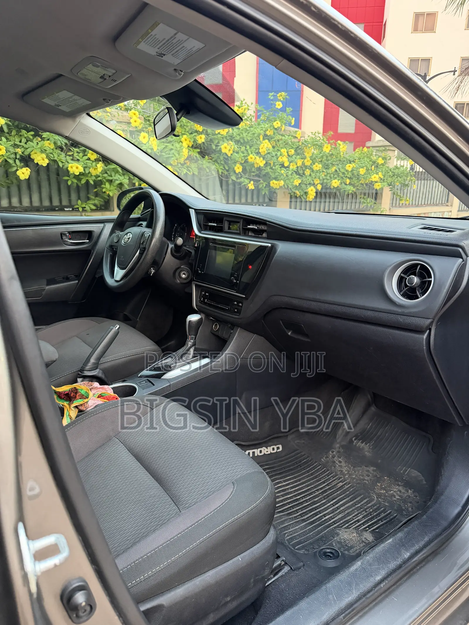 Toyota Corolla LE (1.8L 4cyl 2A) 2018 Gray