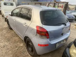 Toyota Vitz 2010 Silver