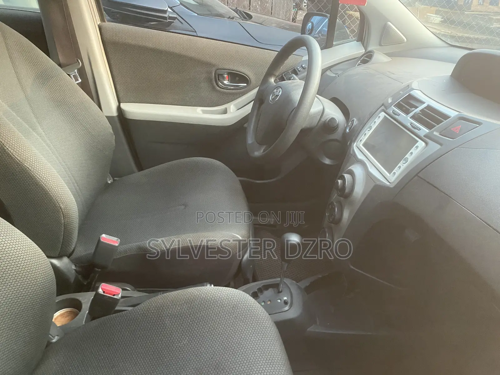 Toyota Vitz 2010 Silver