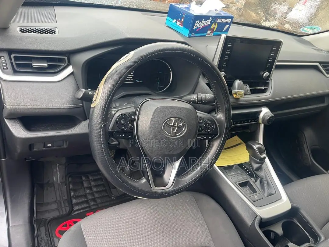 Toyota RAV4 XLE 2021 Gray
