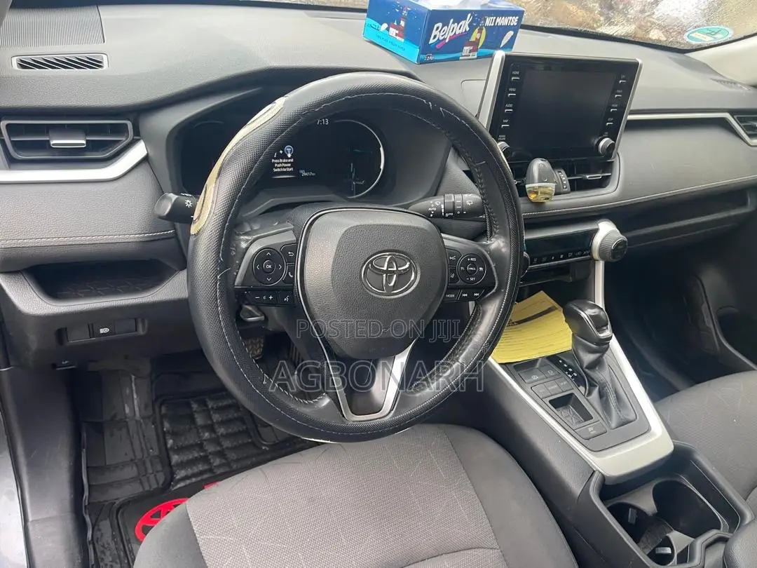 Toyota RAV4 XLE 2021 Gray