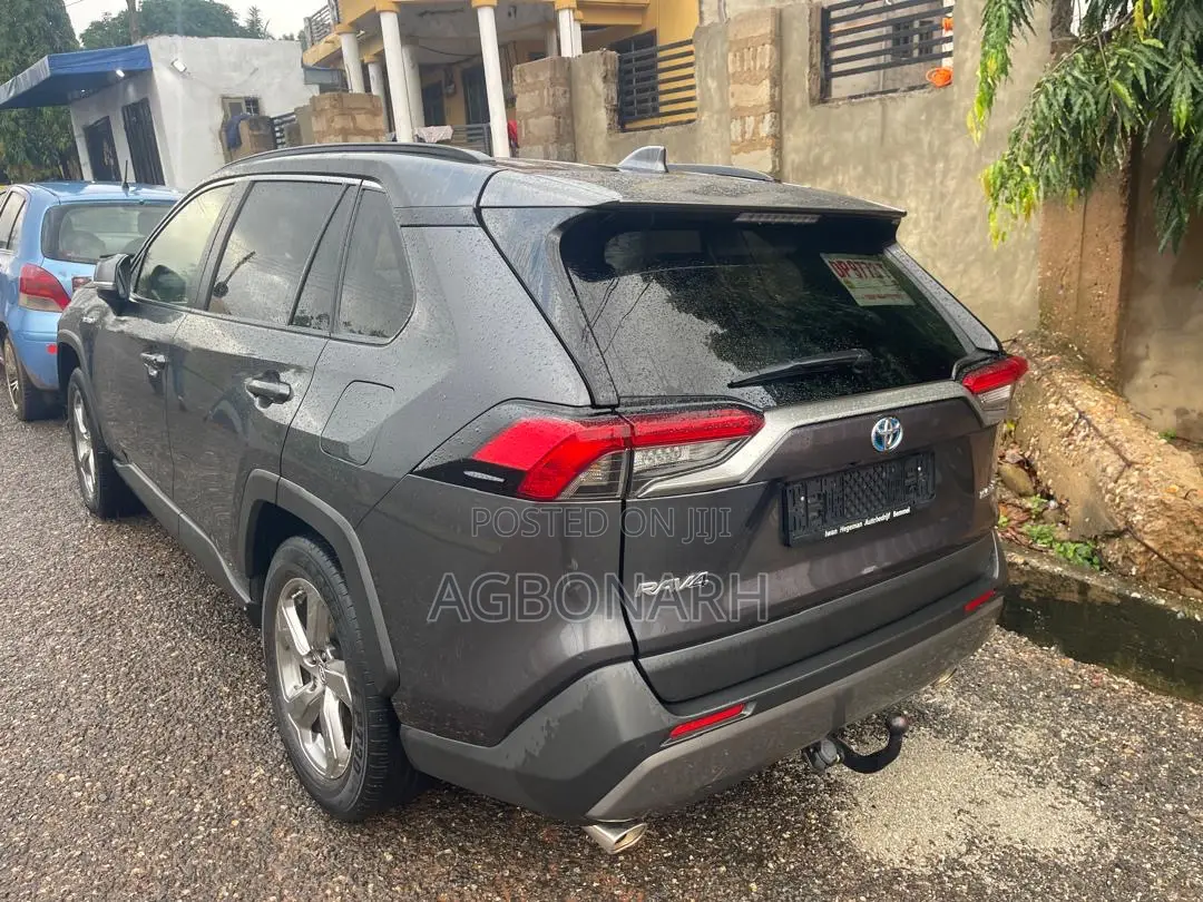 Toyota RAV4 XLE 2021 Gray