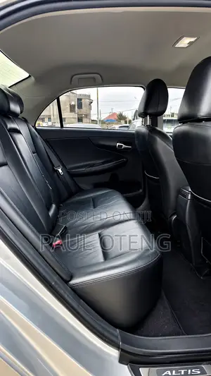 Toyota Corolla LE Special Edition 4dr Sedan (1.8L 4cyl 4A) 2013 Silver