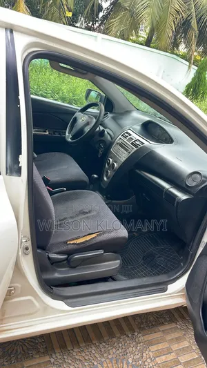 Toyota Yaris 2010 White
