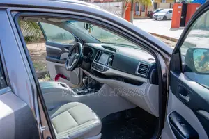 Toyota Highlander LE 4dr SUV (3.5L 6cyl 6A) 2014 Beige