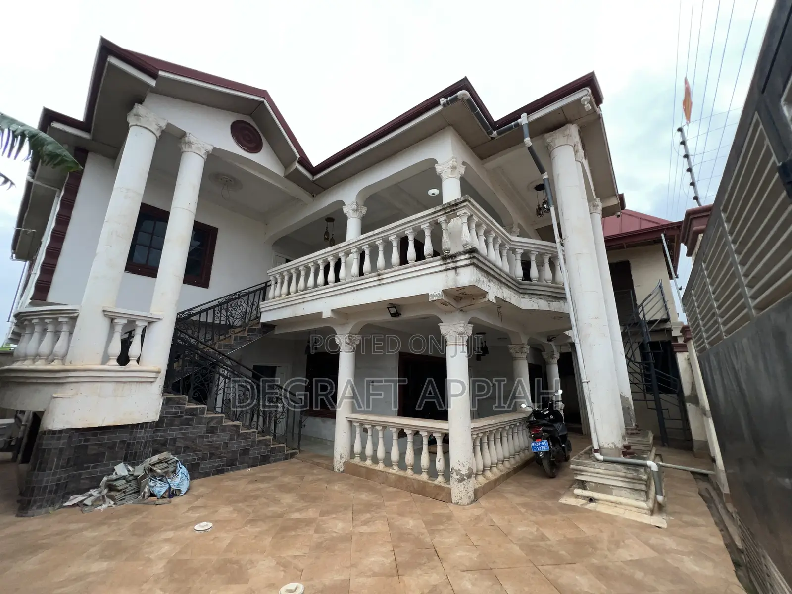8bdrm Apartment in Kronum, Kumasi Metropolitan for sale