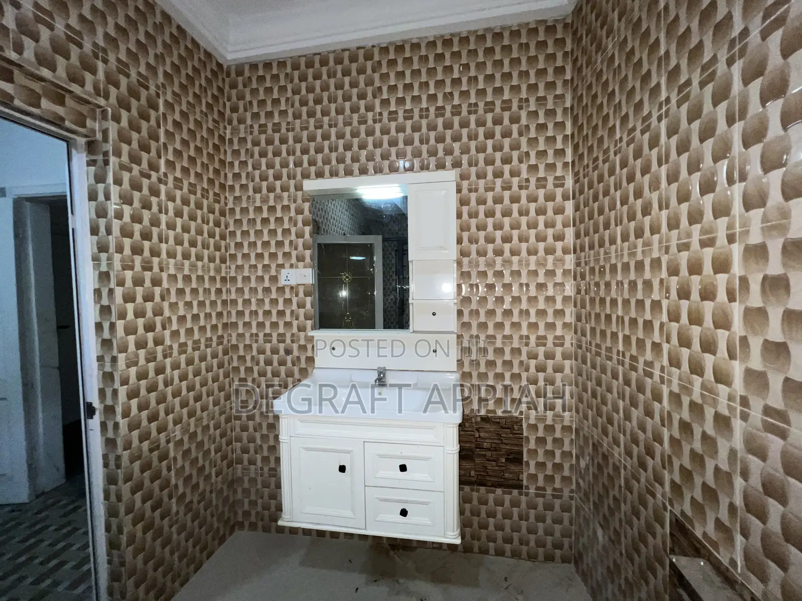 8bdrm Apartment in Kronum, Kumasi Metropolitan for sale