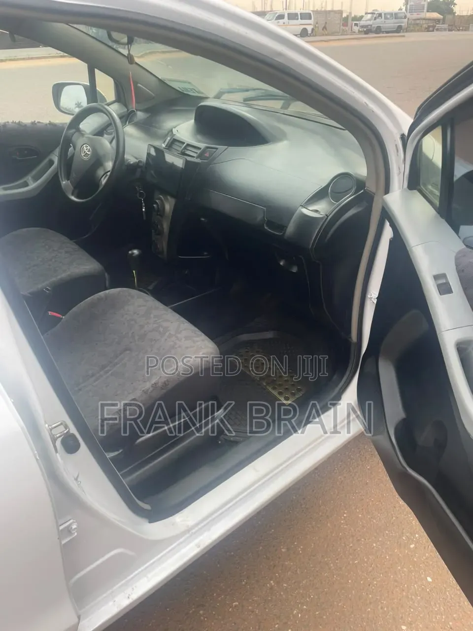 Toyota Vitz 1.3 AWD 5dr 2010 White