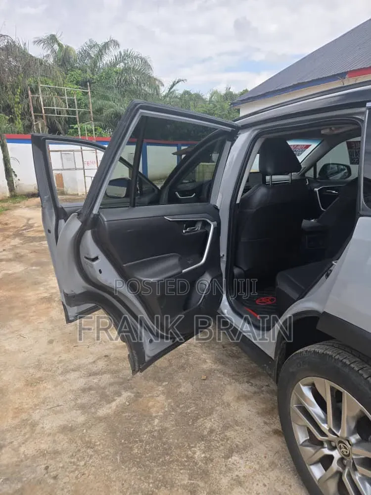 Toyota RAV4 XLE FWD 2024 Gray