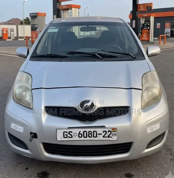 Toyota Vitz 2010 Silver