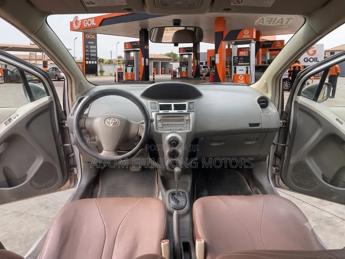 Toyota Vitz 2010 Silver