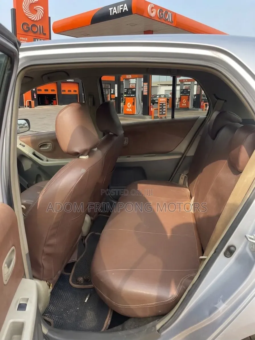 Toyota Vitz 2010 Silver