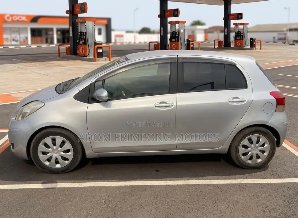 Toyota Vitz 2010 Silver