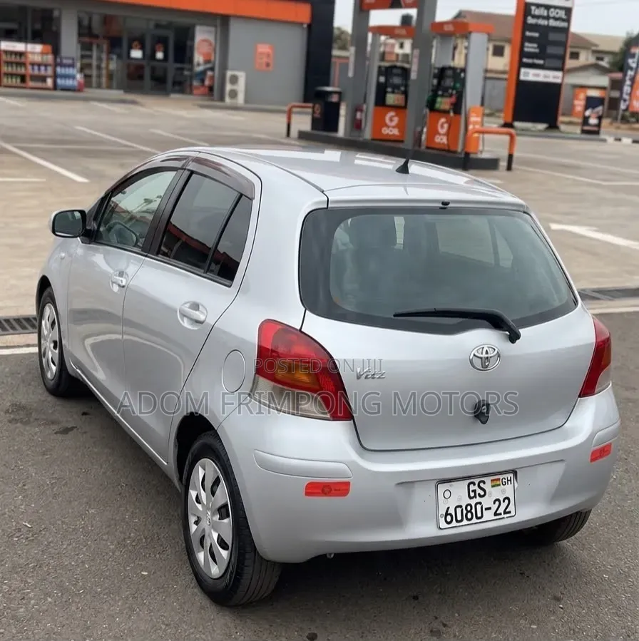 Toyota Vitz 2010 Silver