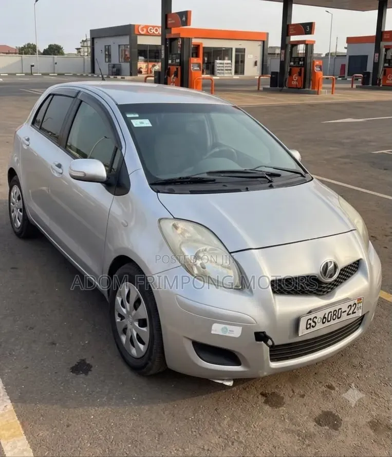 Toyota Vitz 2010 Silver