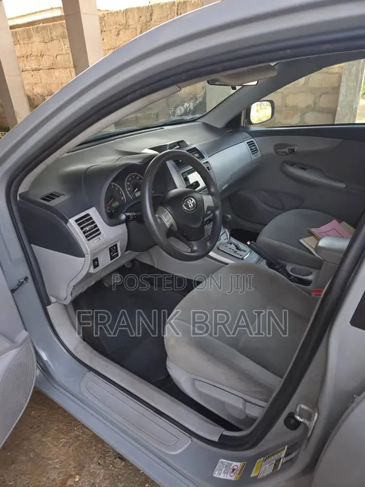Toyota Corolla LE 4dr Sedan (1.8L 4cyl 4A) 2013 Gray