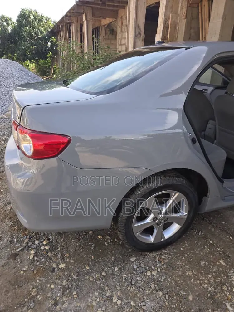 Toyota Corolla LE 4dr Sedan (1.8L 4cyl 4A) 2013 Gray