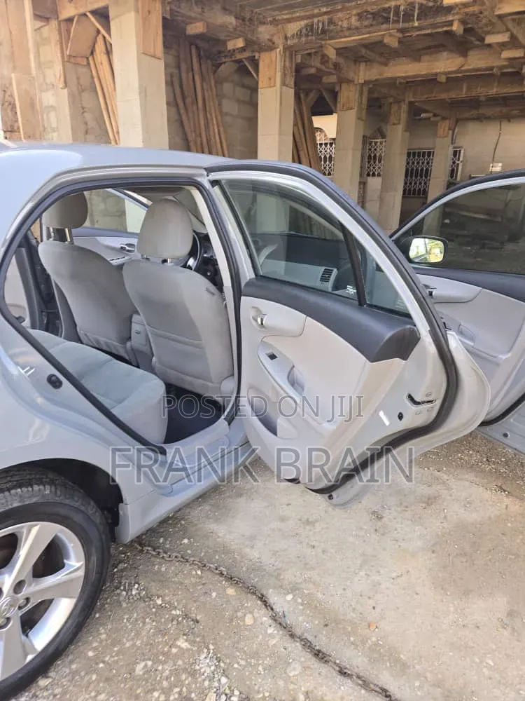 Toyota Corolla LE 4dr Sedan (1.8L 4cyl 4A) 2013 Gray