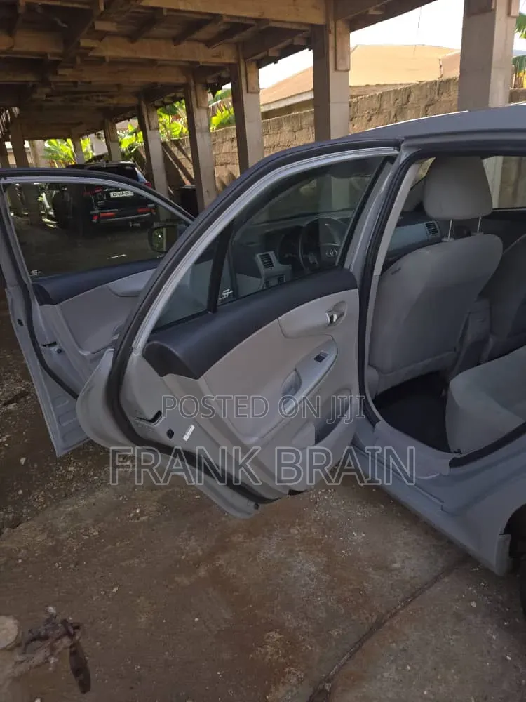 Toyota Corolla LE 4dr Sedan (1.8L 4cyl 4A) 2013 Gray