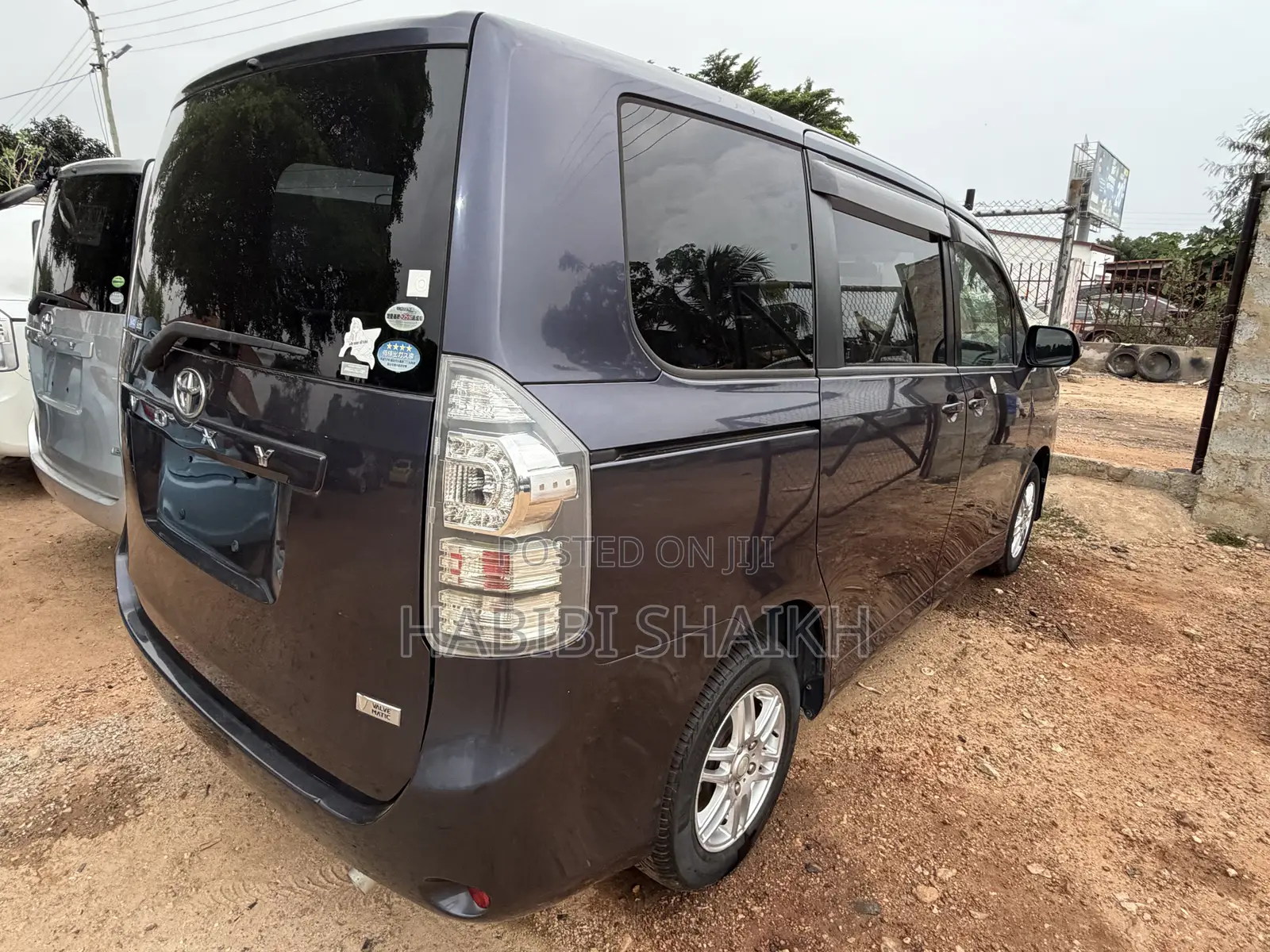 Toyota Voxy V 4WD 7-Seater 2011 Blue