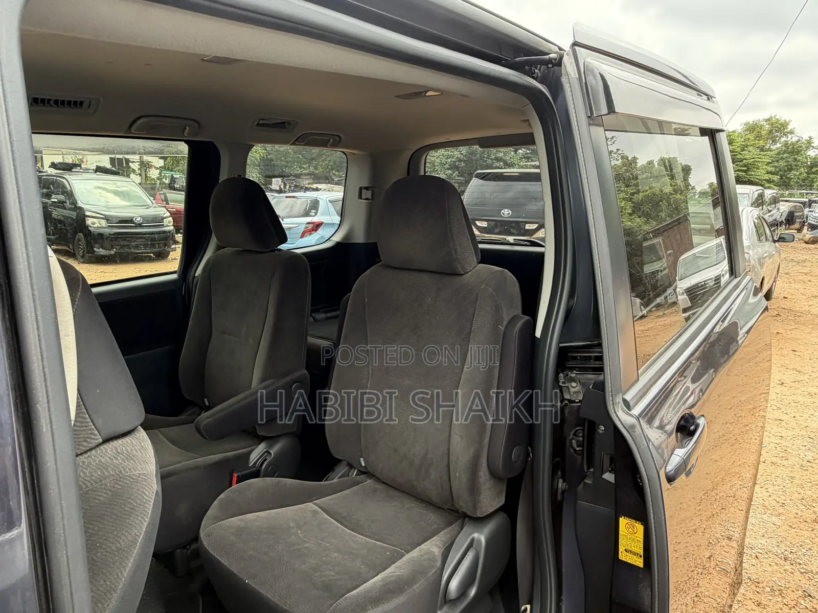 Toyota Voxy V 4WD 7-Seater 2011 Blue
