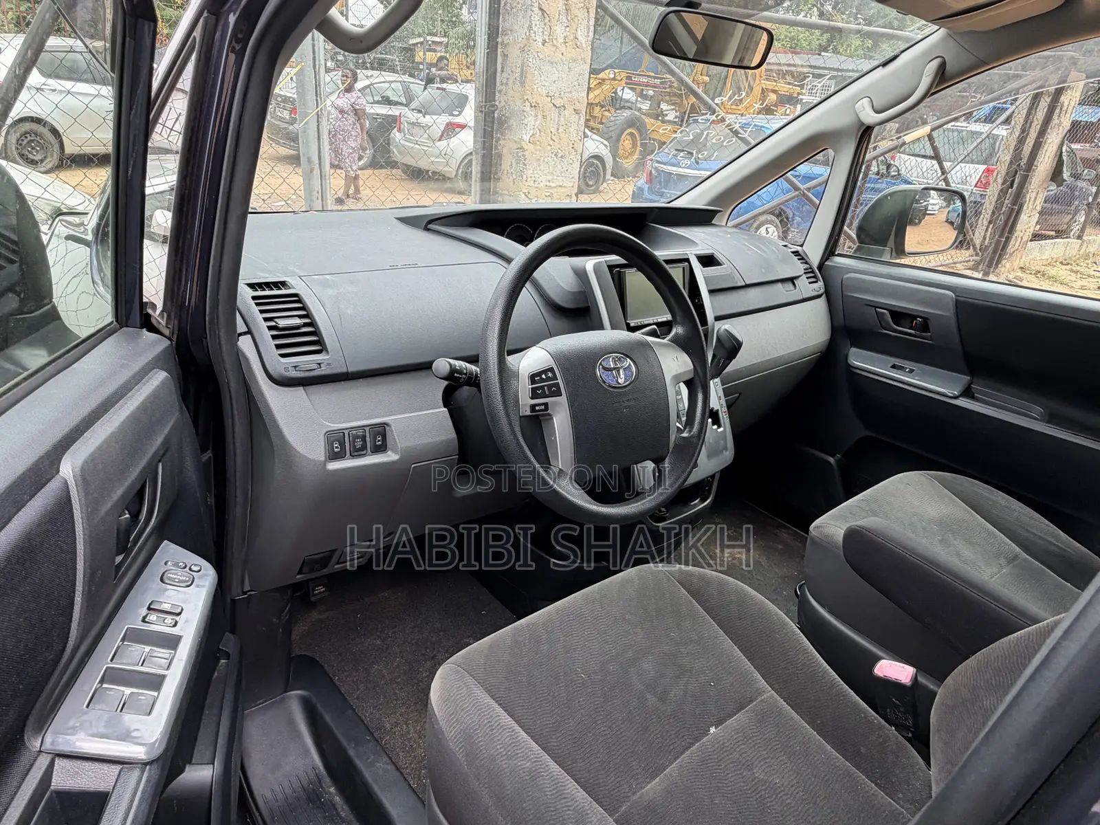 Toyota Voxy V 4WD 7-Seater 2011 Blue