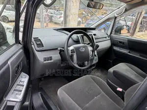 Toyota Voxy V 4WD 7-Seater 2011 Blue
