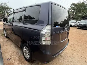 Toyota Voxy V 4WD 7-Seater 2011 Blue