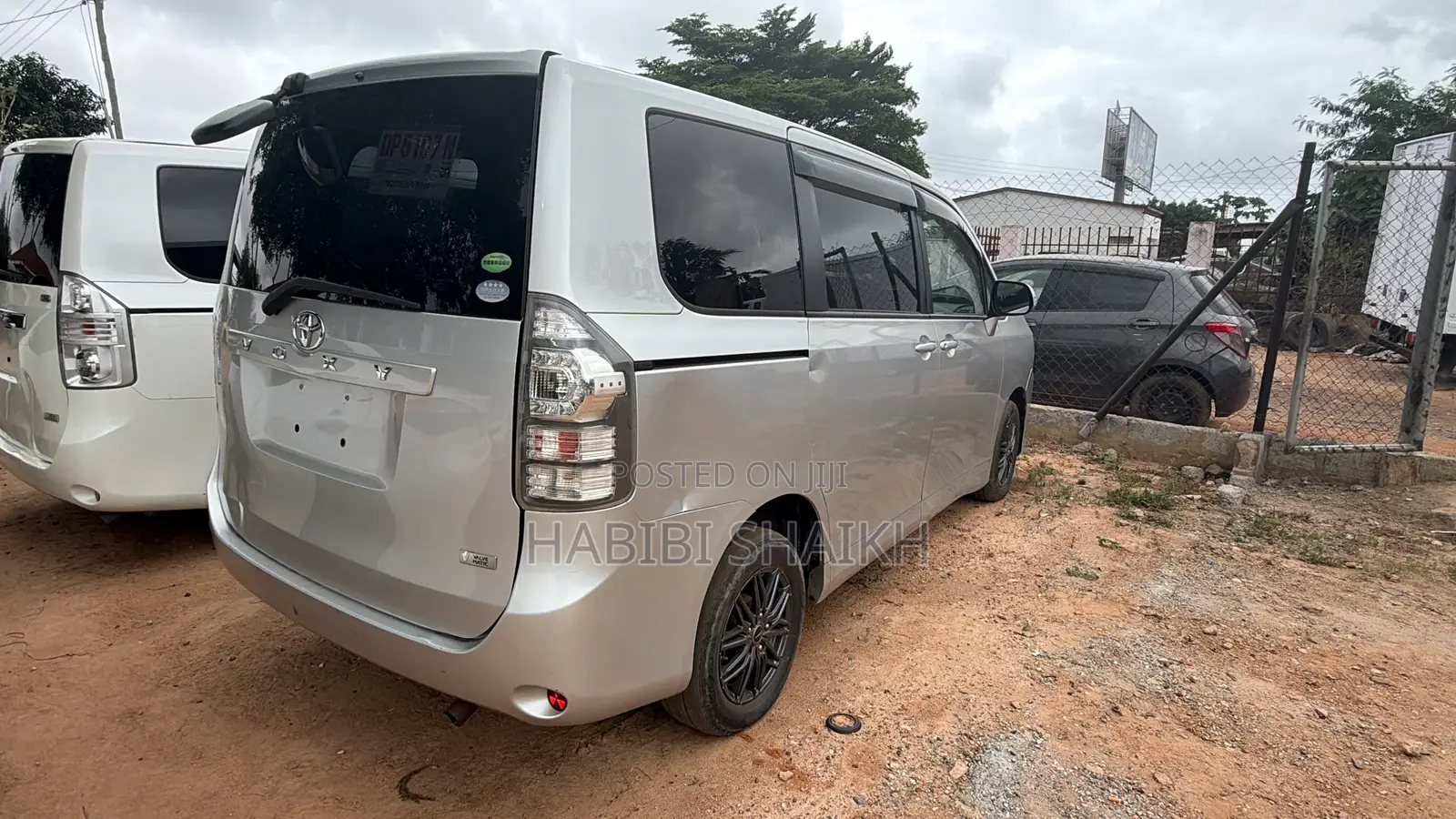 Toyota Voxy V 4WD 7-Seater 2011 Silver
