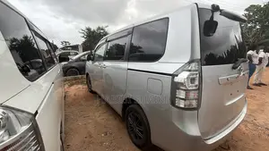 Toyota Voxy V 4WD 7-Seater 2011 Silver