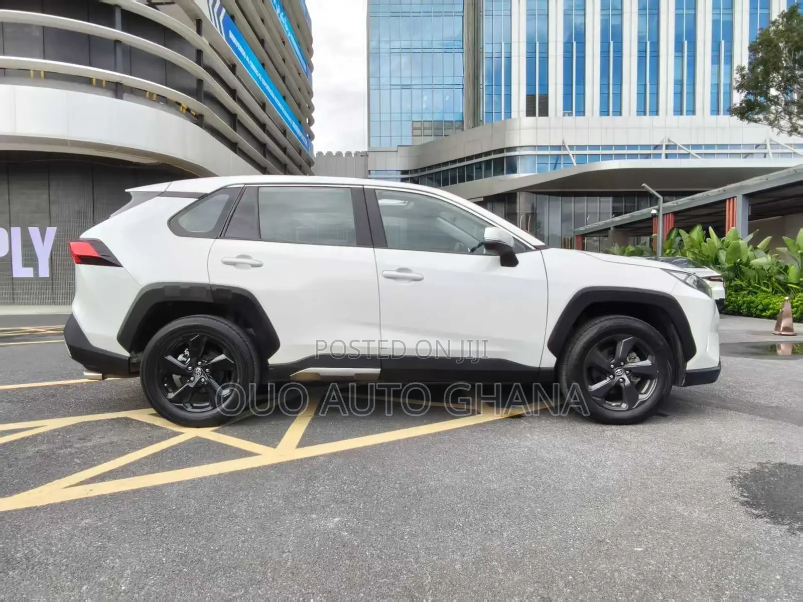 Toyota RAV4 LE 2022 White